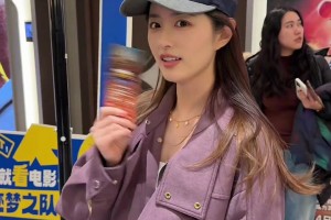 真爱！“王小七”来看库里的电影啦！还鼓励大家继续支持勇士💪